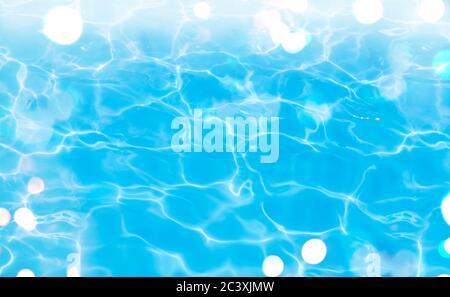 Blaues Wasser in einem Schwimmbad Stockfoto