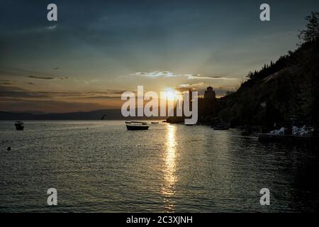 Sonnenuntergang über Ohrid See mit Silhouette des Heiligen Johannes der Theologe, Kaneo Kirche gegen dramatischen Himmel. Nord-Mazedonien, Europa. Stockfoto