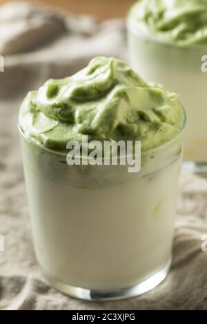 Erfrischender Matcha Dalgona Kaffee mit Eis und Milch Stockfoto