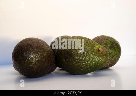 Nahaufnahme von frischer Avocado auf schwarzem Hintergrund Stockfoto