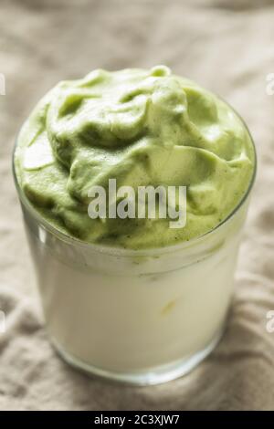 Erfrischender Matcha Dalgona Kaffee mit Eis und Milch Stockfoto