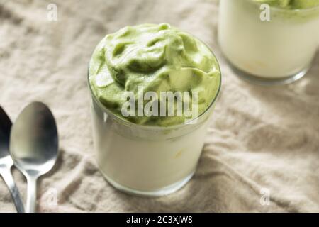 Erfrischender Matcha Dalgona Kaffee mit Eis und Milch Stockfoto