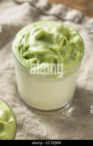 Erfrischender Matcha Dalgona Kaffee mit Eis und Milch Stockfoto