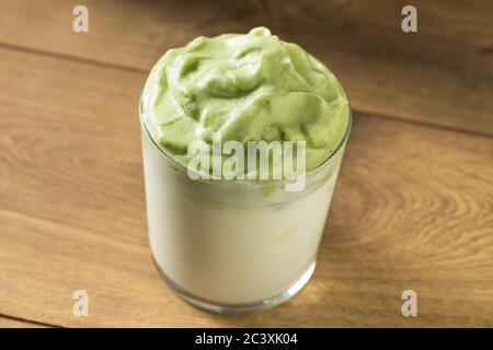 Erfrischender Matcha Dalgona Kaffee mit Eis und Milch Stockfoto