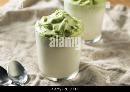 Erfrischender Matcha Dalgona Kaffee mit Eis und Milch Stockfoto