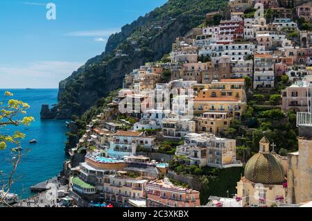 Traditionelle bunte italienische Häuser, steile enge Gassen, Cliffside Village, Positano, Amalfiküste, Italien Stockfoto