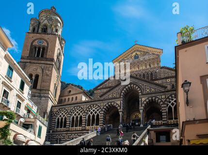 St. Andreas Kathedrale (Duomo) in byzantinischem Stil auf der Piazza del Duomo, Amalfi, Amalfiküste, Italien Stockfoto