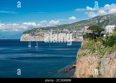 Sorrento ist eine Küstenstadt im Südwesten Italiens, gegenüber der Bucht von Neapel auf der Halbinsel Sorrentine, es ist bekannt für seine weiten Blick auf das Wasser, Italien Stockfoto