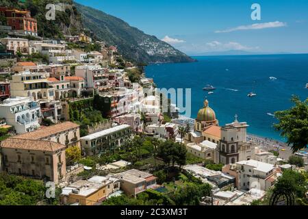 Blick auf Positano mit der Kirche Santa Maria Himmelfahrt, Amalfiküste, Italien Stockfoto