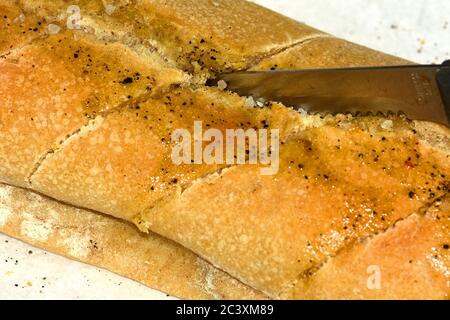 Schneiden Sie durch frisch gebackenes Focaccia Brot Stockfoto