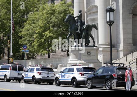 Polizeibarrikaden umgeben das Gebiet um eine Bronzestatue des ehemaligen Präsidenten Theodore Roosevelt im American Museum of Natural History in New York City am Montag, den 22. Juni 2020. Die Statue des 26. Präsidenten, flankiert von wandelndem indianischen und afrikanischen Figuren, wurde 1940 vor dem Eingang des Central Park West enthüllt. Statuen in den Vereinigten Staaten und auf der ganzen Welt wurden niedergeschlagen, entfernt und zerstört, während eine Debatte über Denkmäler wirbelt, die mögliche rassische Unterdrückung darstellen. Foto von John Angelillo/UPI Stockfoto