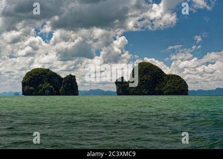 Thailand - Ao Phang-nga Nationalpark, besteht aus einem Gebiet der Andamanensee mit zahlreichen Kalksteinturm Karstinseln übersät, einige von ihnen sieht Stockfoto