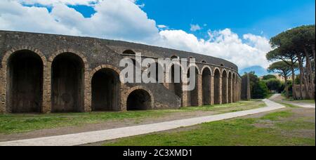 Das antike römische Amphitheater von Pompeji ist das älteste erhaltene römische Amphitheater und wurde durch den Ausbruch des Vesuv im Jahre 79 n. Chr., Pompeji, Italien, begraben Stockfoto