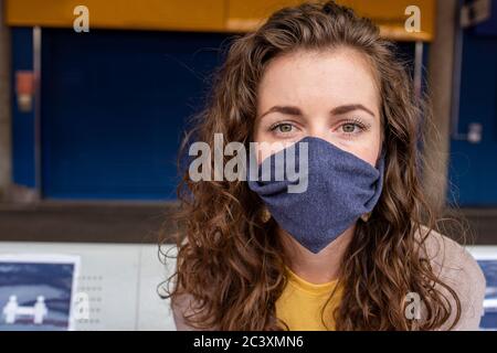 Tragen Sie eine Maske auf dem Zug Coronavirus uk Reise Eisenbahn Bahn Transport öffentlichen sozialen Abstand sicher bleiben Stockfoto