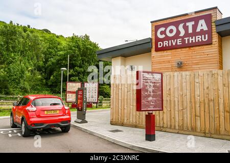 Talbot Green, Wales - Juni 2020: Auto, das in die Drive-Thru-Service-Anlage eines Costa Coffee einfährt. Costa gehört heute der Coca Cola Company Stockfoto