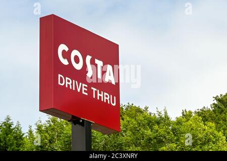 Talbot Green, Wales - Juni 2020: Zeichen für ein Costa Coffee Shop mit einer Durchfahrt Anlage. Costa gehört heute der Coca Cola Company Stockfoto