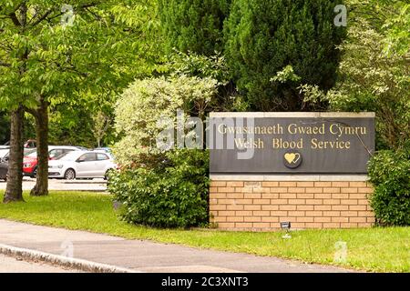 Llantrisant, Wales - Juni 2020: Zweisprachiges Schild am Eingang des walisischen Blutspendezentrale in der Nähe von Talbot Green. Stockfoto