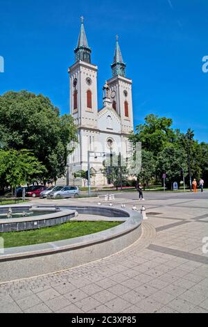 Sombor, Serbien, 13. Juni 2020. Katholische Kirche und schöner Platz davor in der Stadt Sombor. Stockfoto