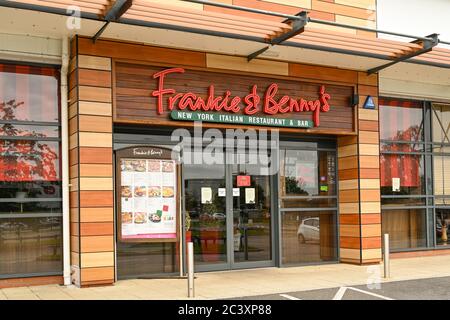 Talbot Green, Wales - Juni 2020: Eingang zur Filiale von Frankie und Benny's Restaurant in Talbot Green, das Restaurant ist wegen Coronavirus geschlossen Stockfoto