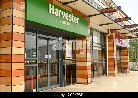 Talbot Green, Wales - Juni 2020: Filialen der Harvester Restaurantkette und Costa Coffee Shops in Talbot Green wegen Coronavirus geschlossen Stockfoto