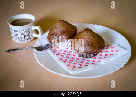Muffins mit Kaffee auf einer Serviette mit Polka-Punkt Stockfoto