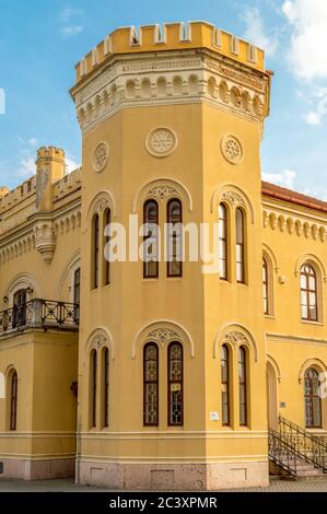 Offizier-Pavillon in Komarno Komárom, Slowakei. Neogotischer Stil, erinnert an englische Gotik. Zweistöckiges Gebäude mit zwei polygonalen Türmen auf dem m Stockfoto