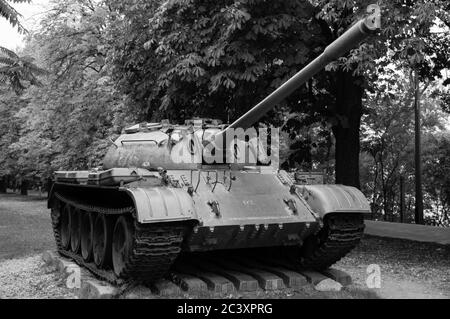 Ein alter Panzer in gutem Zustand, schwarz-weiß fotografiert Stockfoto
