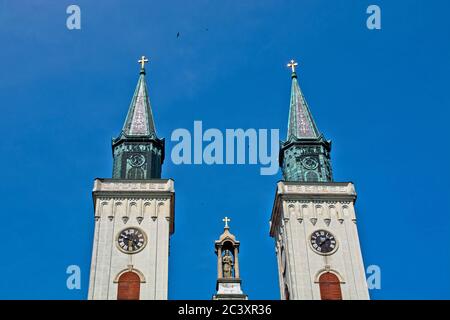 Sombor, Serbien, 13. Juni 2020. Katholische Kirche und schöner Platz davor in der Stadt Sombor. Stockfoto