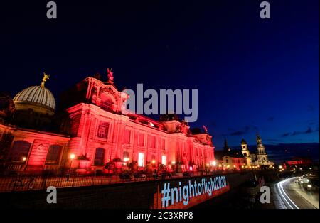 Dresden, Deutschland. Juni 2020. Die Kunstakademie wird im Rahmen der Kampagne "Night of Light" rot beleuchtet. Mit beleuchteten Gedenkstätten wies die Eventbranche abends auf ihre Situation in der Corona-Krise hin. Quelle: Robert Michael/dpa-Zentralbild/dpa/Alamy Live News Stockfoto