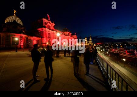 Dresden, Deutschland. Juni 2020. Die Kunstakademie wird im Rahmen der Kampagne "Night of Light" rot beleuchtet. Mit beleuchteten Gedenkstätten wies die Eventbranche abends auf ihre Situation in der Corona-Krise hin. Quelle: Robert Michael/dpa-Zentralbild/dpa/Alamy Live News Stockfoto