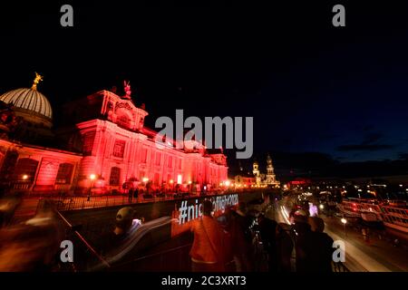 Dresden, Deutschland. Juni 2020. Die Kunstakademie wird im Rahmen der Kampagne "Night of Light" rot beleuchtet. Mit beleuchteten Gedenkstätten wies die Eventbranche abends auf ihre Situation in der Corona-Krise hin. Quelle: Robert Michael/dpa-Zentralbild/dpa/Alamy Live News Stockfoto