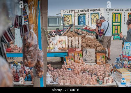 Touristen kaufen Wüstenrosen und Souvenirs auf dem Markt mit den öffentlichen Toiletten im Hintergrund in Sahara Wüste, Tunesien Stockfoto