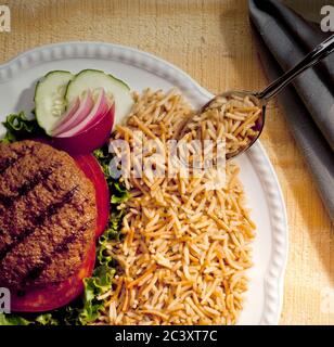 Gegrillter Hamburger und Reisplatte Stockfoto