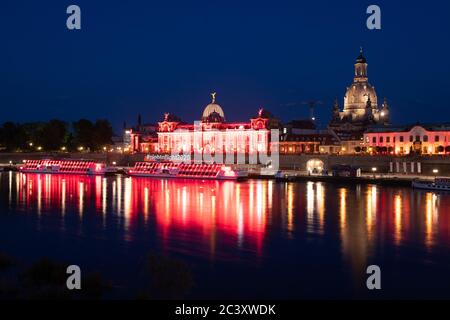 Dresden, Deutschland. Juni 2020. Die Kunstakademie und die Brühlsche Terrasse sind abends rot beleuchtet und spiegeln sich im Wasser der Elbe wider. Sachsen beteiligt sich an der bundesweiten Kampagne "Nacht des Lichts". In der Nacht zum 23. Juni werden Veranstaltungsorte und ausgewählte Gebäude in ganz Deutschland rot beleuchtet, um auf die dramatische Situation aufgrund der Corona-Pandemie in der Eventbranche aufmerksam zu machen. Quelle: Sebastian Kahnert/dpa-Zentralbild/dpa/Alamy Live News Stockfoto