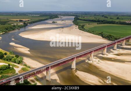 Santarem, Portugal. Ponte Dom Luis I Brücke, Tejo Fluss und Leziria Felder die fruchtbare Schwemmebene von Ribatejo. Vom Aussichtspunkt Portas do Sol aus gesehen Stockfoto