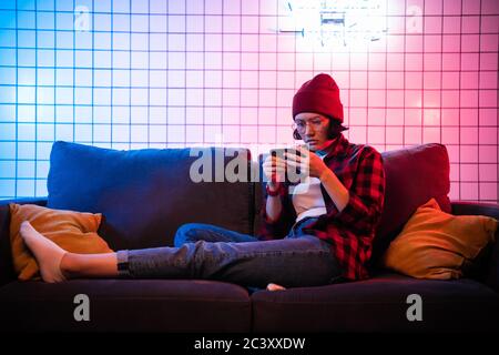 Nahaufnahme eines Teenagers, der Videospiele auf dem Mobiltelefon spielt. Geringe Schärfentiefe Stockfoto