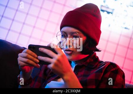 Nahaufnahme eines Teenagers, der Videospiele auf dem Mobiltelefon spielt. Geringe Schärfentiefe Stockfoto