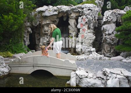 Springbrunnen im Portland Classical Chinese Garden, Oregon, USA Stockfoto