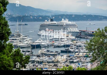Luxus-Kreuzfahrtschiff Viking Orion, der am Gare Maritime de Monaco in Port Hercules, Fürstentum Monaco, Französisch Reviera festgemacht ist Stockfoto