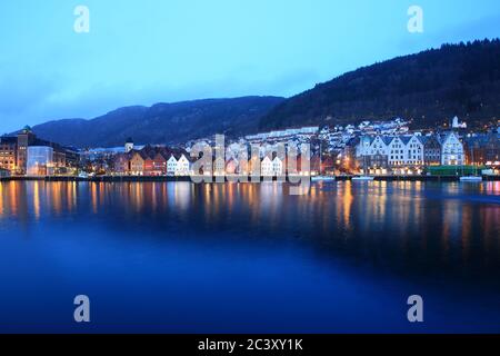 Bergen, Norwegen - 24. Februar 2019: Bryggen in Bergen. Bryggen ist seit 1979 auf der UNESCO-Liste des Weltkulturerbes Stockfoto