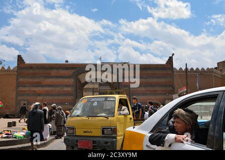 Sanaa, Jemen - 6. März 2010: Verkehr an der zentralen Straße in der Altstadt von Sanaa. Seit mehr als 2.500 Jahren auf einer Höhe von 2.200 m bewohnt, ist das Alte C Stockfoto