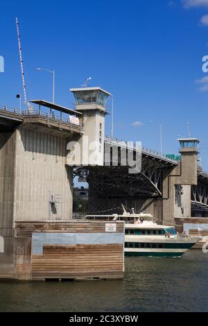 Morrison Bridge über den Willamette River, Portland, Oregon, USA Stockfoto