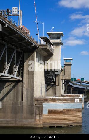 Morrison Bridge über den Willamette River, Portland, Oregon, USA Stockfoto