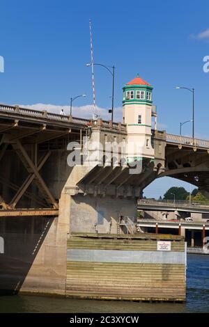 Burnside Bridge über den Willamette River in Portland, Oregon, USA Stockfoto