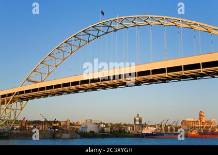 Fremont-Randolp-Brücke über den Willamette River in Portland, Oregon, USA Stockfoto