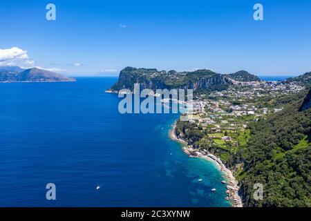 Luftaufnahme, Marina Grande und Capri von Anacapri aus gesehen, strahlend Stockfoto