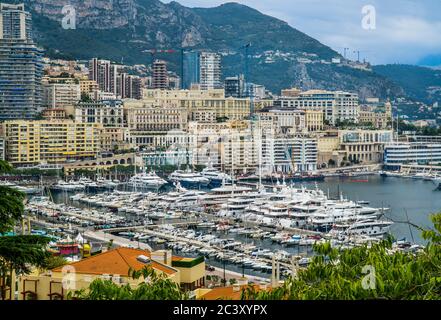 Blick auf Monte Carlo und Port Hercules mit festmachen Luxusyachten, Fürstentum Monaco, Französische Riviera Stockfoto