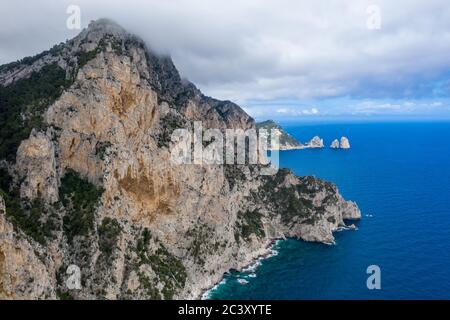 Panorama über die Insel Capri, Italien: Marina Piccola, Faraglioni Stockfoto