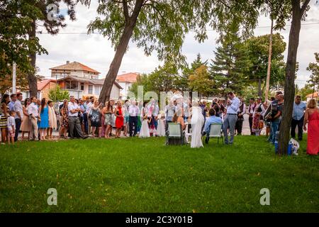 Hochzeit in Bulgarien. Die Braut und der Bräutigam müssen ihrem besten Mann und ihrer besten Magd der Ehre dienen Stockfoto