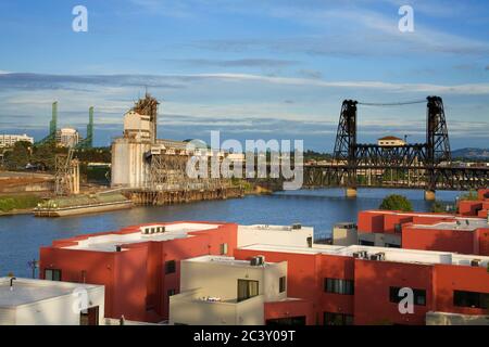 Stahlbrücke über den Willamette River in Portland, Oregon, USA Stockfoto